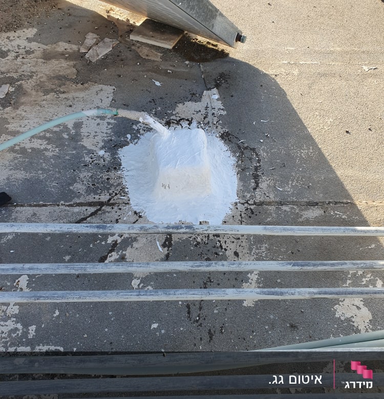 איטום גג עם חומר לבן סביב צינור